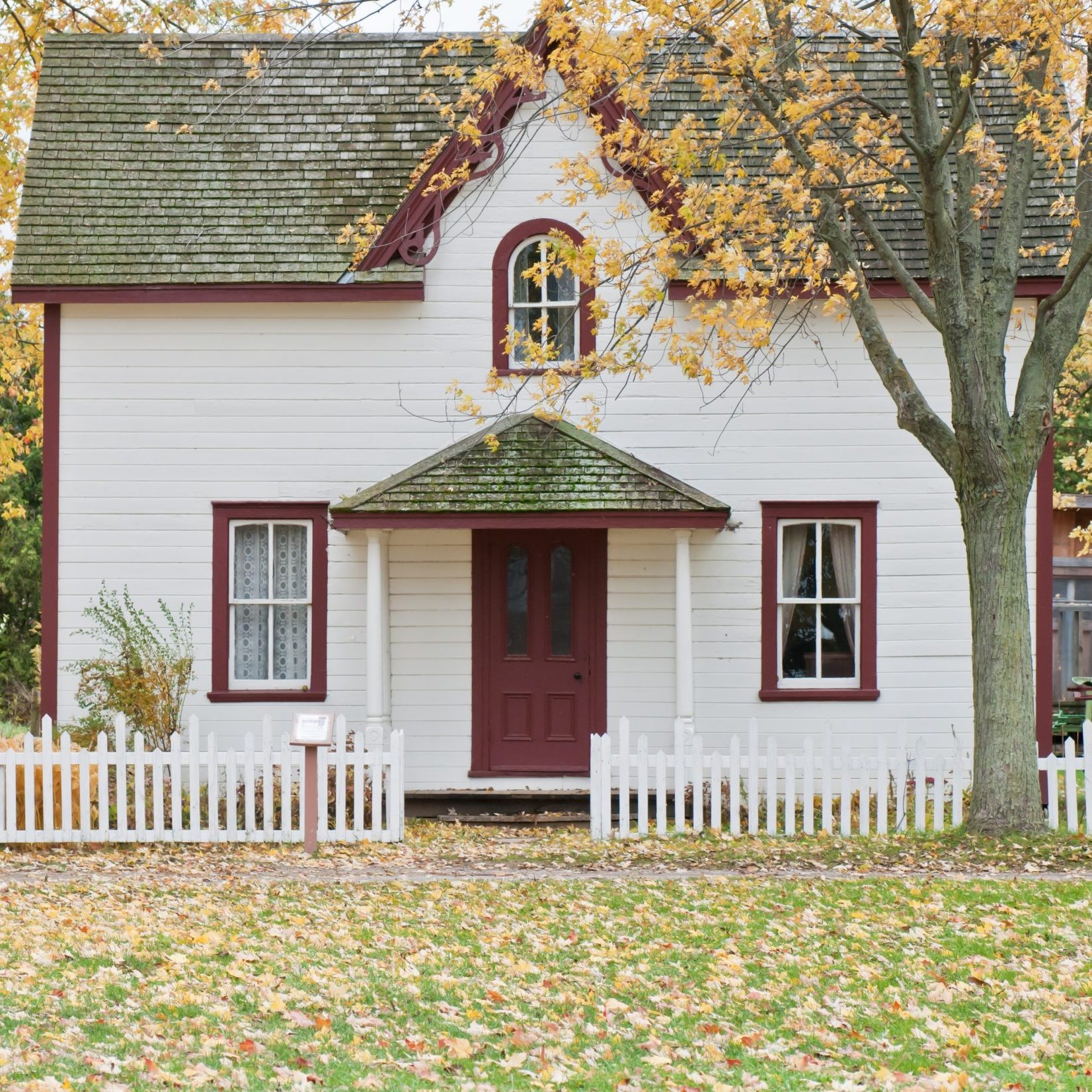 white-and-red-wooden-house-with-fence-1029599